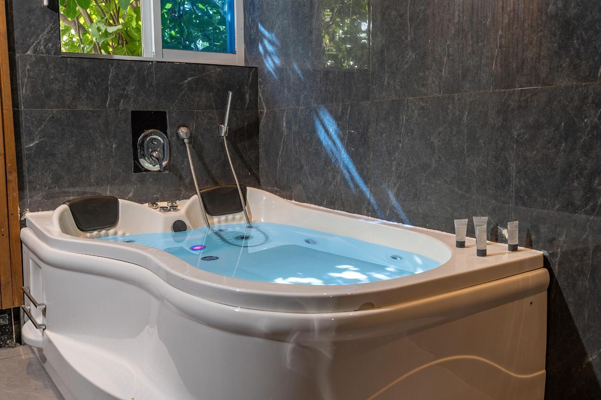 Lago Suites Hotel Йерусалим Екстериор снимка